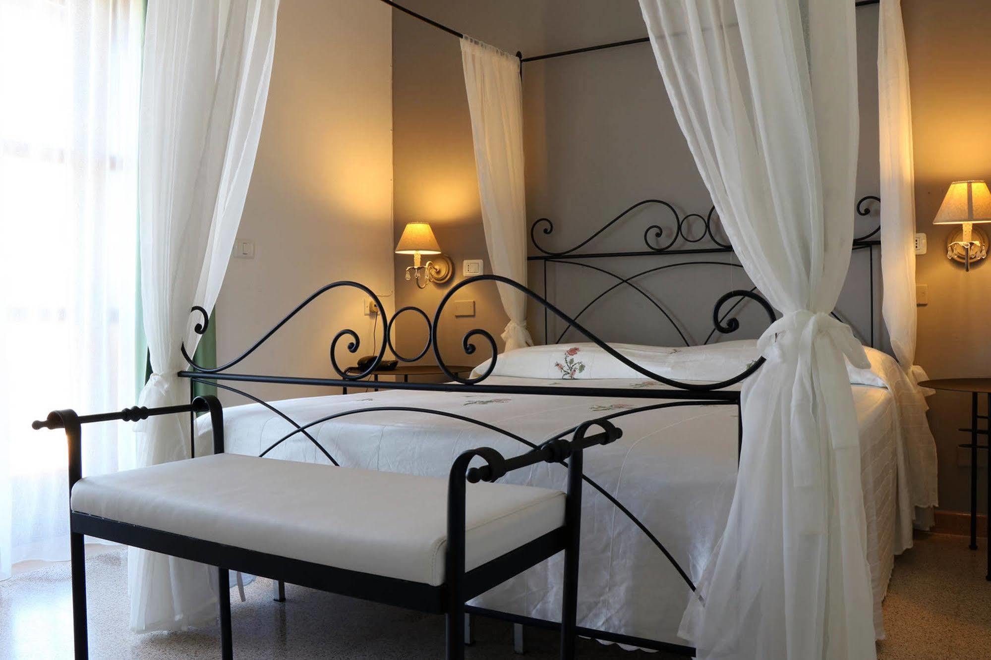 פסקיצ'י La Locanda Della Castellana Adults Only מראה חיצוני תמונה